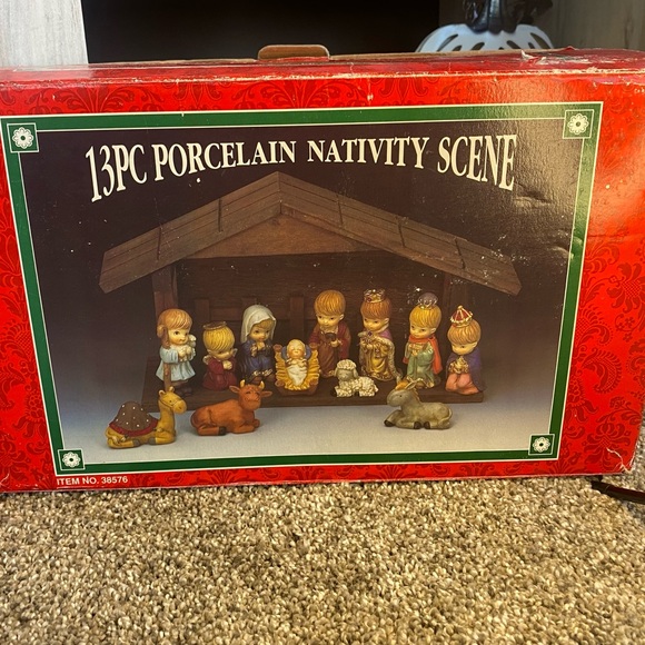 1970s Trimmings Etc Porcelain religious thirteen piece Christmas nativity - Picture 5 of 14